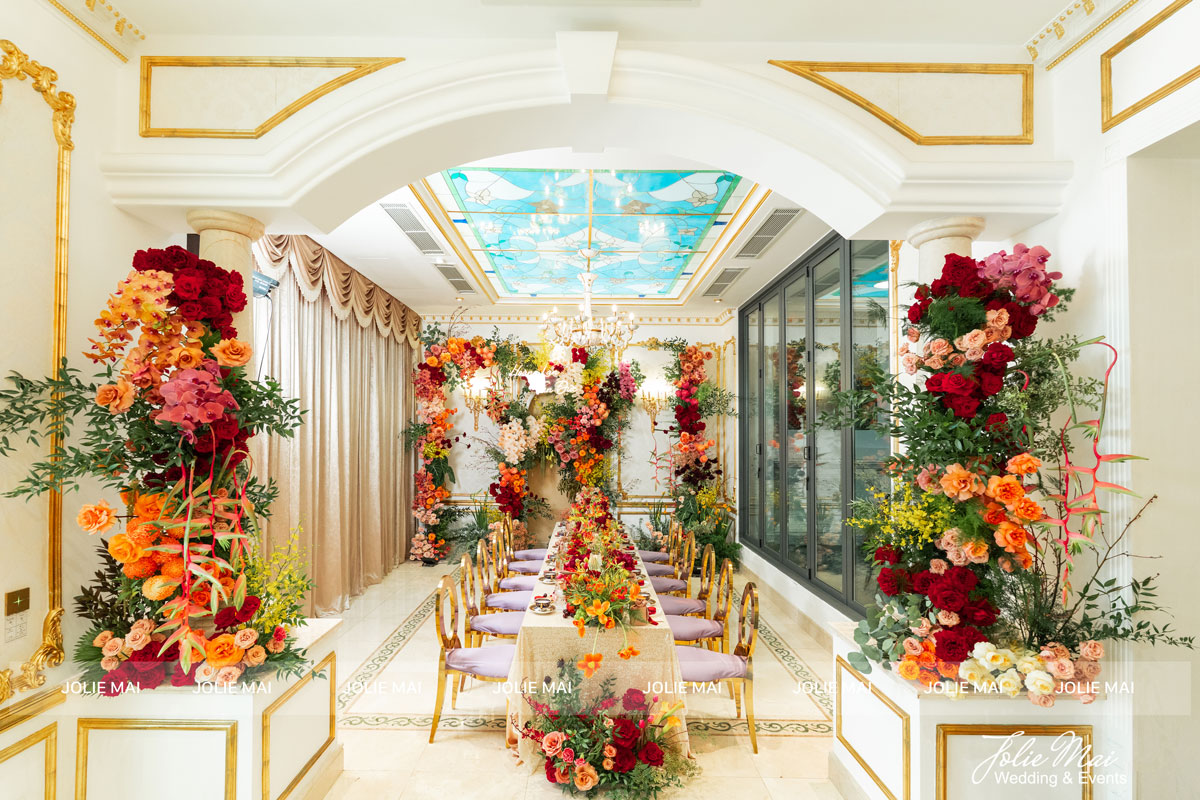 Trang Trí Gia Tiên Nha Trang: Mẫu Theo Tông Màu Ngày Cưới Hoa tươi cam đỏ dựng cao hai bên lối vào, trần kính màu phía trên